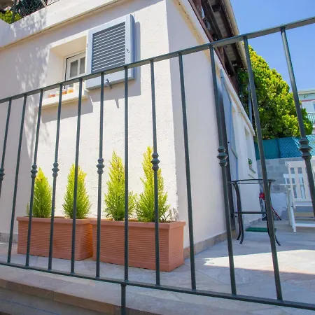 Apartment Renove Avec Terrasse, Climatisation Et Wifi Gratuit - Fr-1-196-166 *